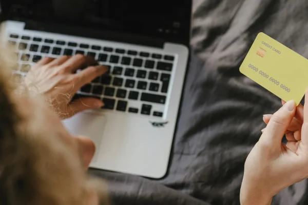 Guida pratica: Come ottenere una carta di credito gratuita senza aprire un nuovo conto.