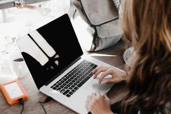 MacBook Pro M6: Scopri il Nuovo Schermo con Filtro per la Privacy Integrato!