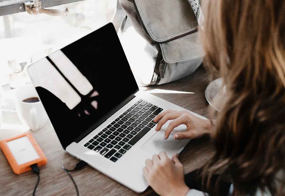 MacBook Pro M6: Scopri il Nuovo Schermo con Filtro per la Privacy Integrato!