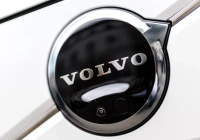 Volvo cerca di superare le difficoltà con le auto elettriche