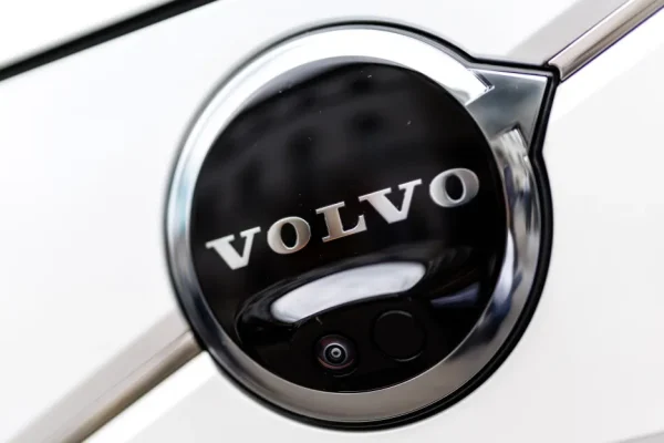 Volvo cerca di superare le difficoltà con le auto elettriche