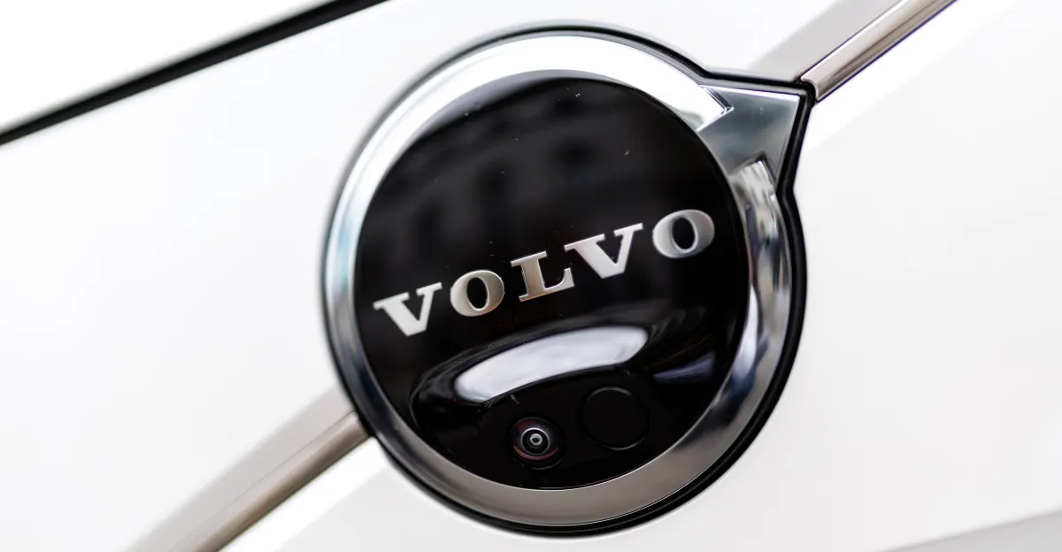 Volvo cerca di superare le difficoltà con le auto elettriche