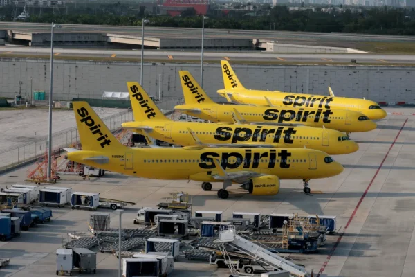 Spirit Airlines chiude improvvisamente, migliaia di voli cancellati in una notte