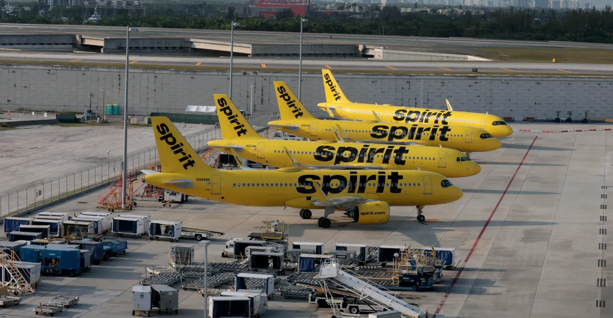 Spirit Airlines chiude improvvisamente, migliaia di voli cancellati in una notte