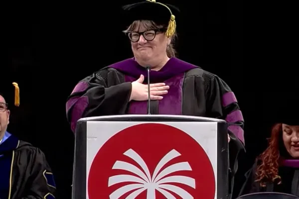 Un annunciatore AI sbaglia nominativi e salta nomi durante una cerimonia di laurea