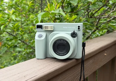 L’Instax Wide 400: La Nuova Era della Fotografia Istantanea Semplice e Creativa