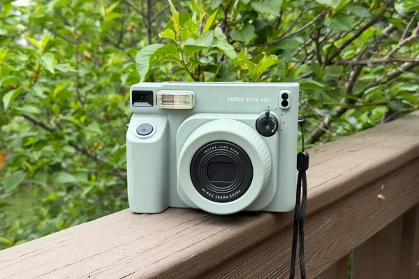 L’Instax Wide 400: La Nuova Era della Fotografia Istantanea Semplice e Creativa