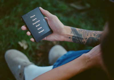 Il Light Phone Minimalista Collabora con Noble Mobile di Andrew Yang: Guadagna Smettendo di Doomscrollare!