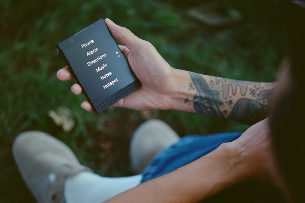 Il Light Phone Minimalista Collabora con Noble Mobile di Andrew Yang: Guadagna Smettendo di Doomscrollare!