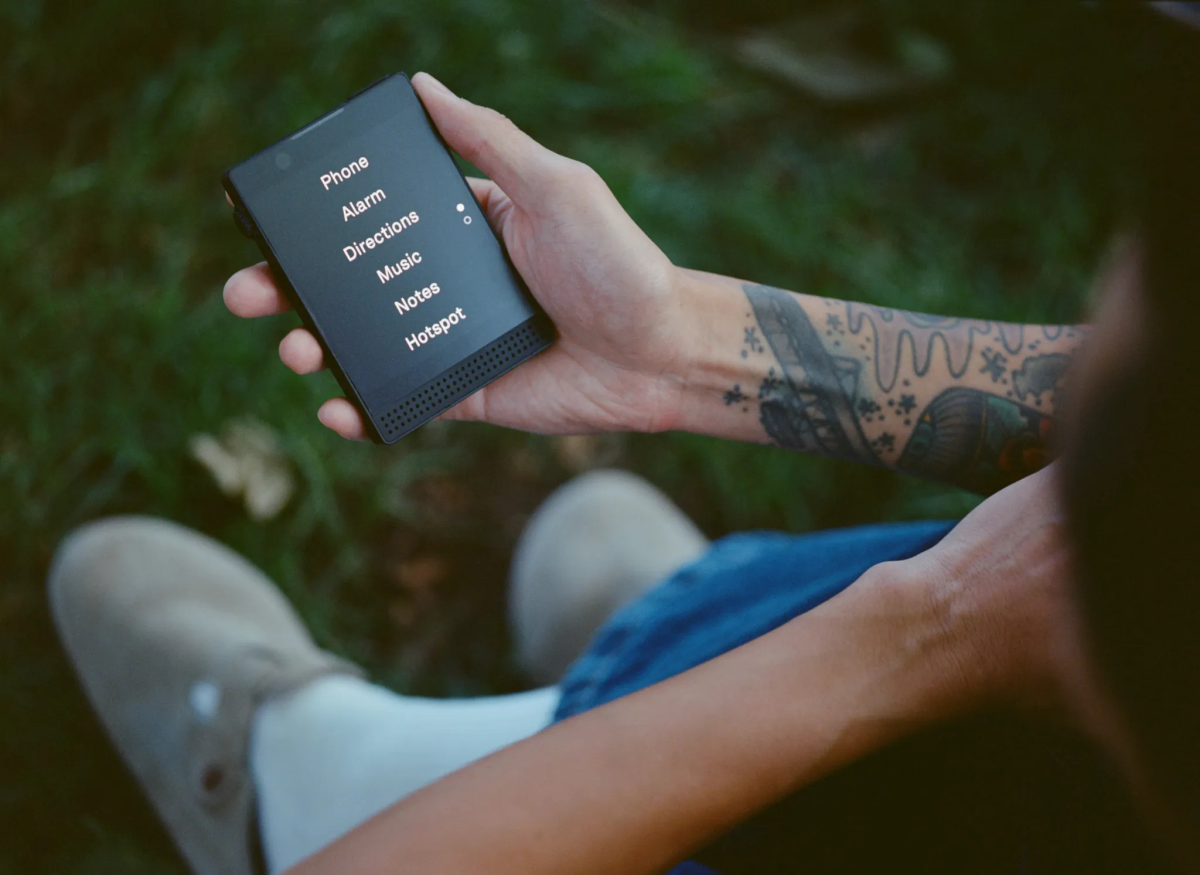 Il Light Phone Minimalista Collabora con Noble Mobile di Andrew Yang: Guadagna Smettendo di Doomscrollare!