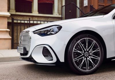 Mercedes-Benz: Brevetto Innovativo per il Pacco Batteria a Doppio Adesivo per Maggiore Leggerezza ed Efficienza