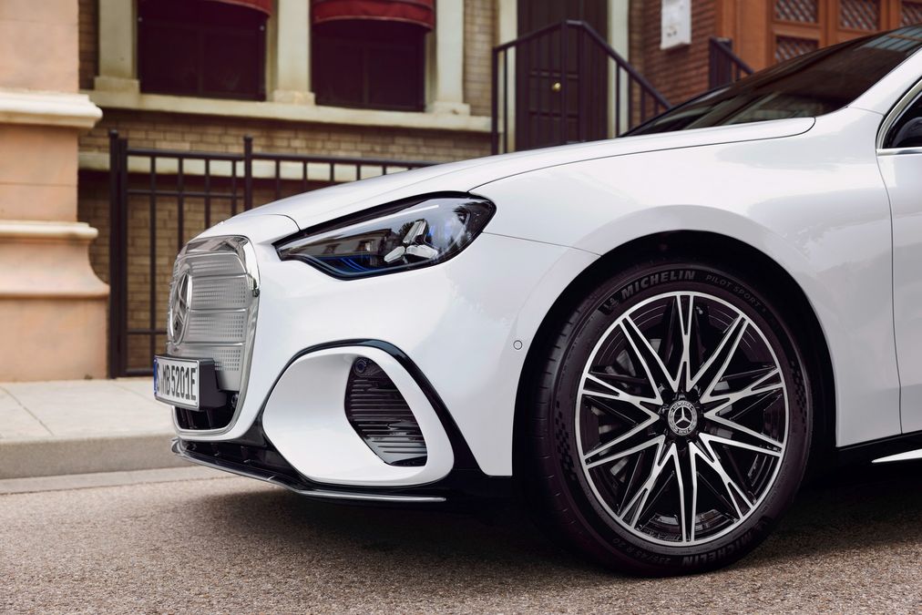 Mercedes-Benz: Brevetto Innovativo per il Pacco Batteria a Doppio Adesivo per Maggiore Leggerezza ed Efficienza