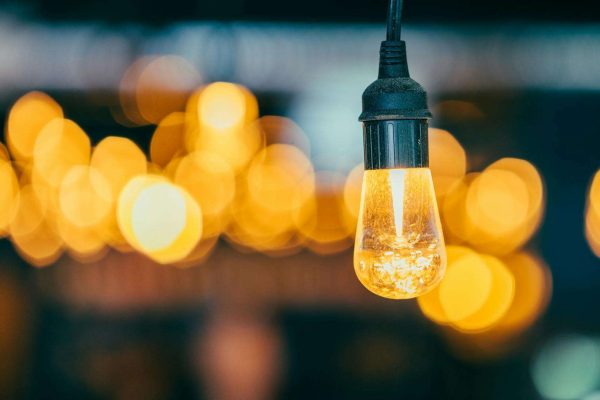 Prezzo fisso contro rincari di luce e gas: scopri la migliore offerta del momento