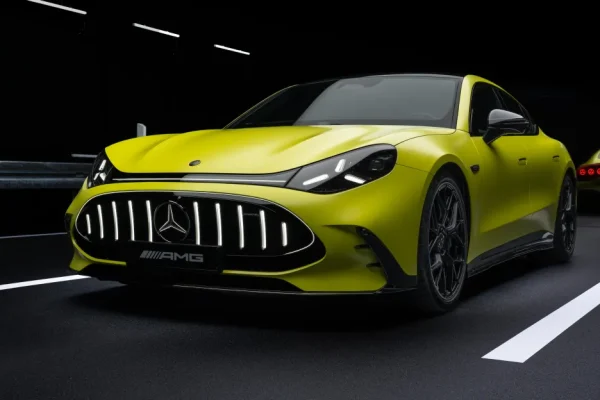 La nuova Mercedes AMG GT quattro porte elettrica accelera da 0 a 100 km/h in soli 2 secondi!
