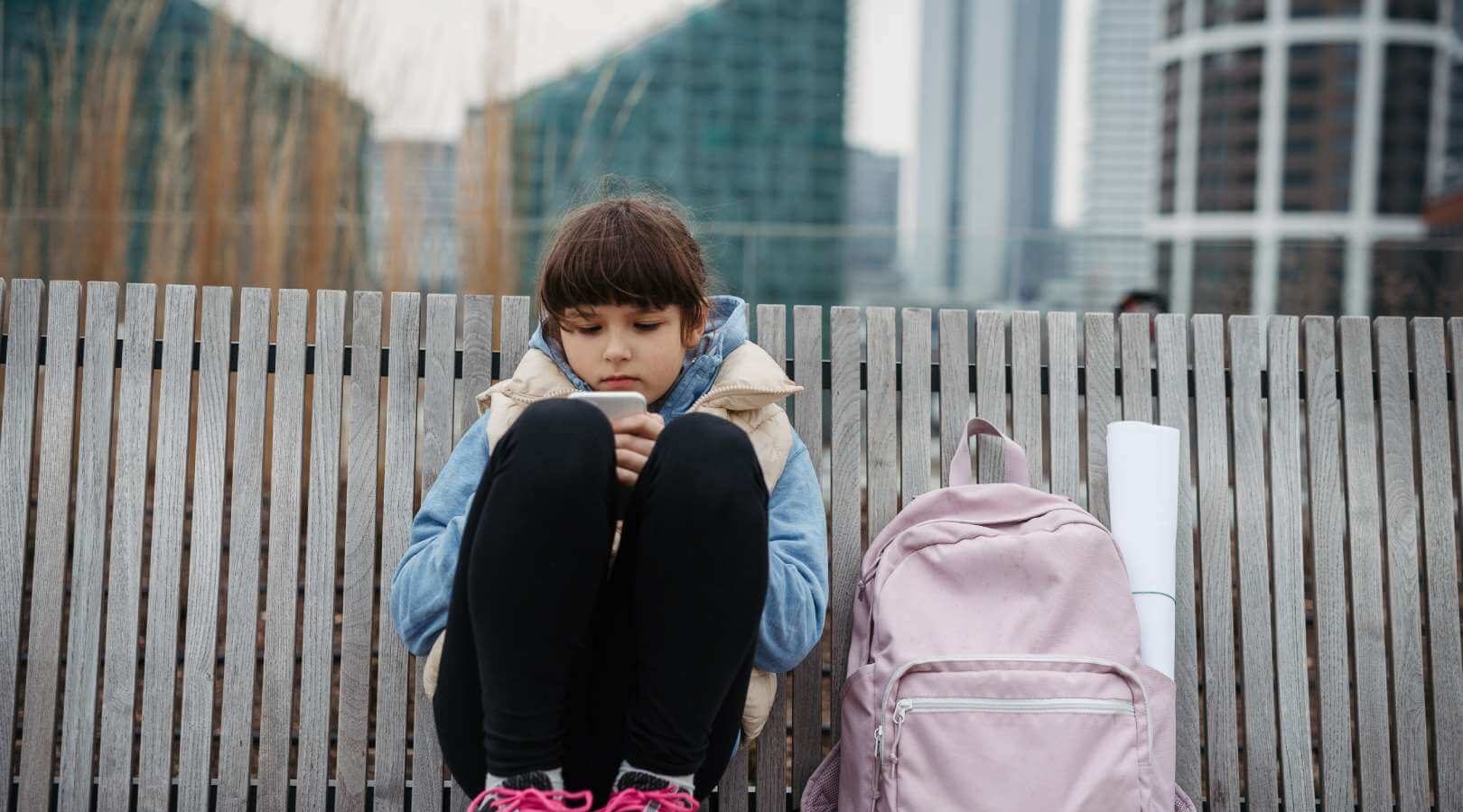 Smartphone vietati a scuola: la società si spacca, il dibattito scientifico si intensifica