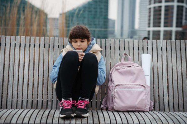 Smartphone vietati a scuola: la società si spacca, il dibattito scientifico si intensifica