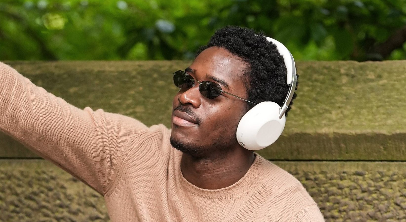Una celebrità rivela le cuffie Sony 1000X come simbolo di stile esclusivo