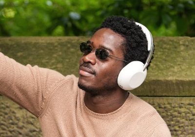 Una celebrità rivela le cuffie Sony 1000X come simbolo di stile esclusivo