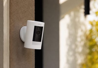 Ring Stick Up Cam a 49 euro: videocamera wireless senza installazione fissa
