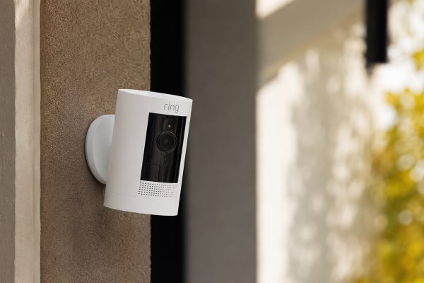 Ring Stick Up Cam a 49 euro: videocamera wireless senza installazione fissa