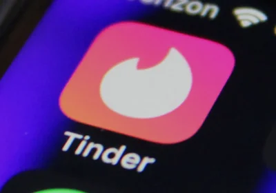 Match Group, proprietario di Tinder, frena le assunzioni per investire nell’uso crescente di strumenti AI