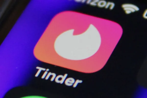 Match Group, proprietario di Tinder, frena le assunzioni per investire nell’uso crescente di strumenti AI