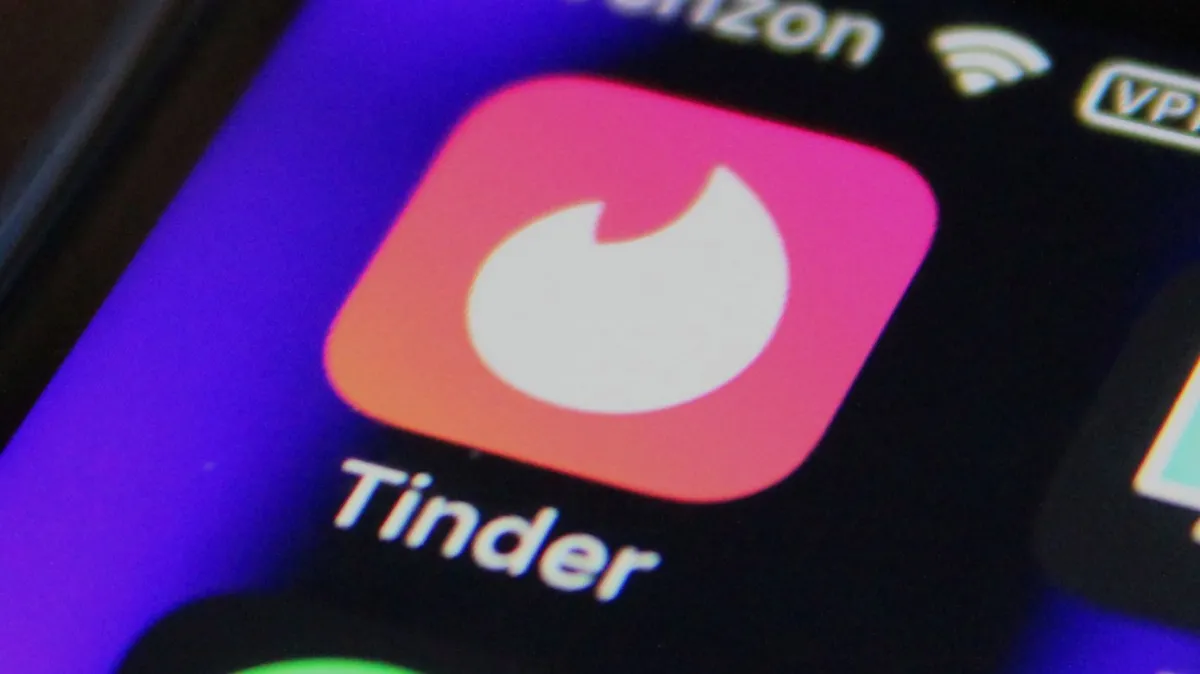Match Group, proprietario di Tinder, frena le assunzioni per investire nell’uso crescente di strumenti AI