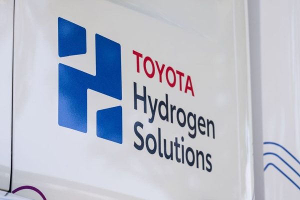 Toyota sviluppa scooter a idrogeno con serbatoio intercambiabile: la rivoluzione della mobilità sostenibile