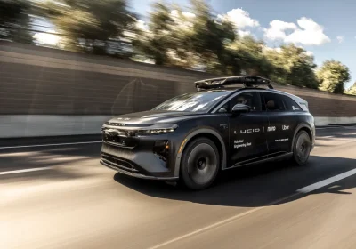 Uber collabora con Hertz per la manutenzione e ricarica dei robotaxi Lucid Motors