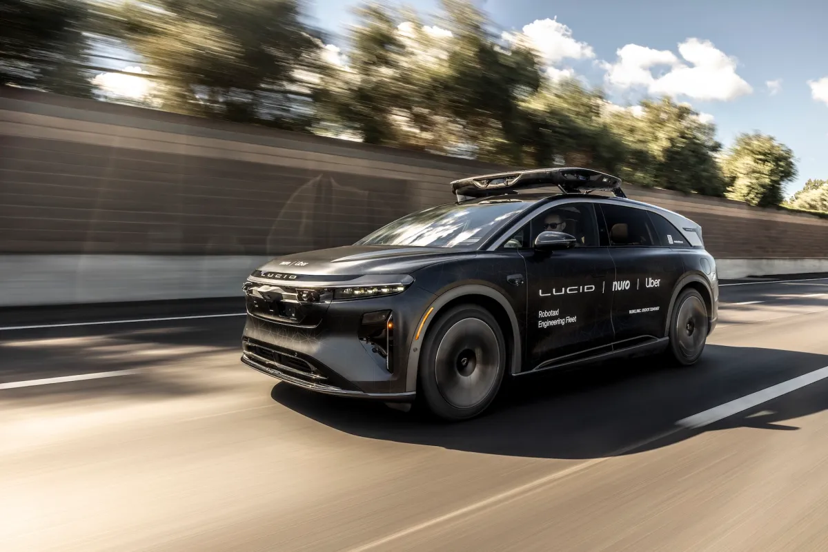 Uber collabora con Hertz per la manutenzione e ricarica dei robotaxi Lucid Motors