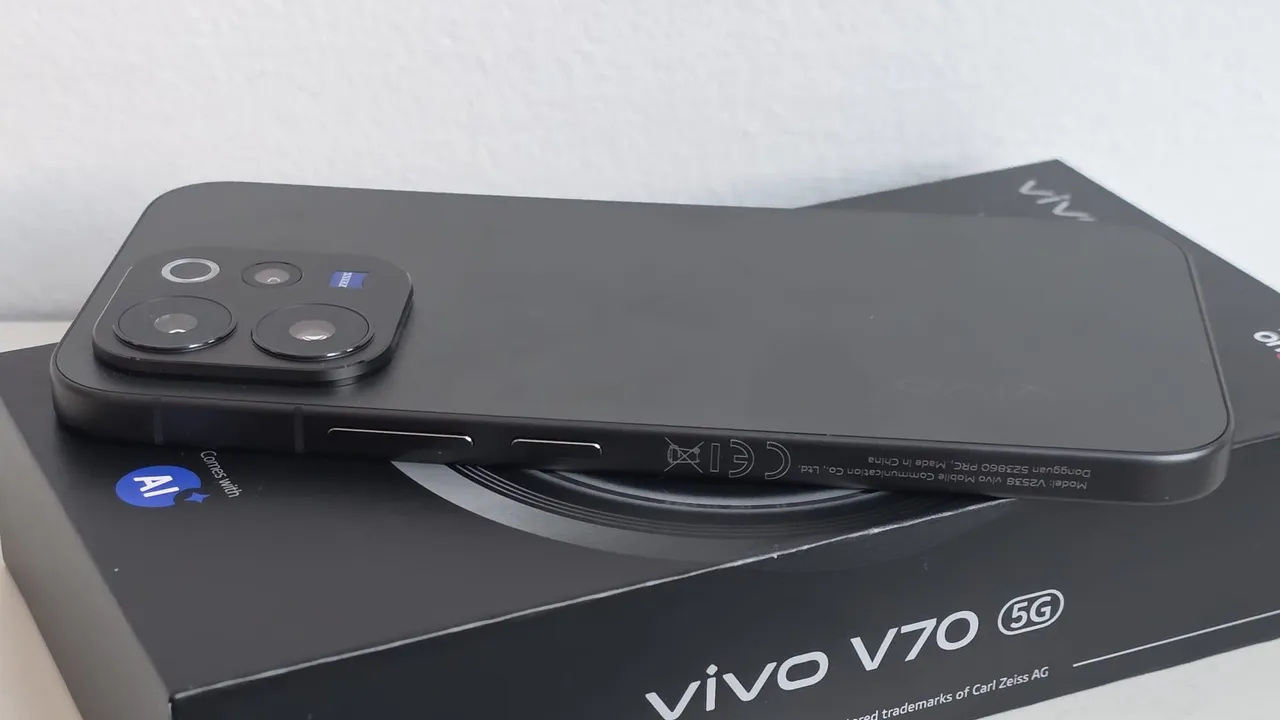 Vivo V70: lo smartphone bilanciato con ottiche Zeiss, autonomia eccezionale e design premium