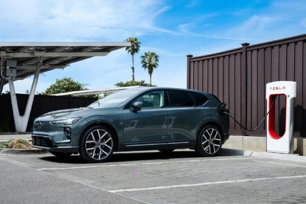 Le Volvo si ricaricheranno rapidamente grazie ai Supercharger Tesla