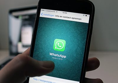 WhatsApp rivoluziona l’aspetto su iPhone con il nuovo design Liquid Glass