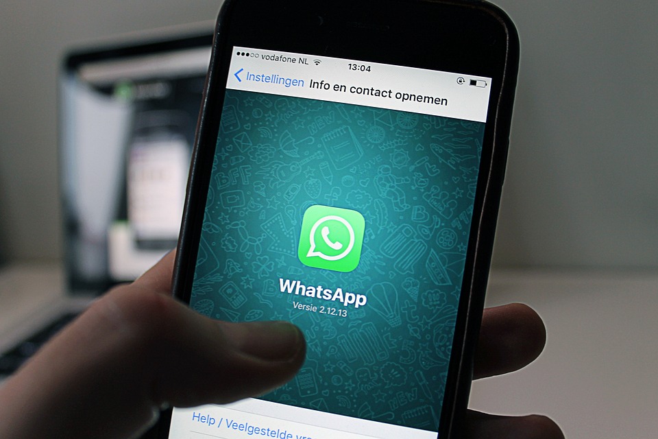 WhatsApp rivoluziona l’aspetto su iPhone con il nuovo design Liquid Glass