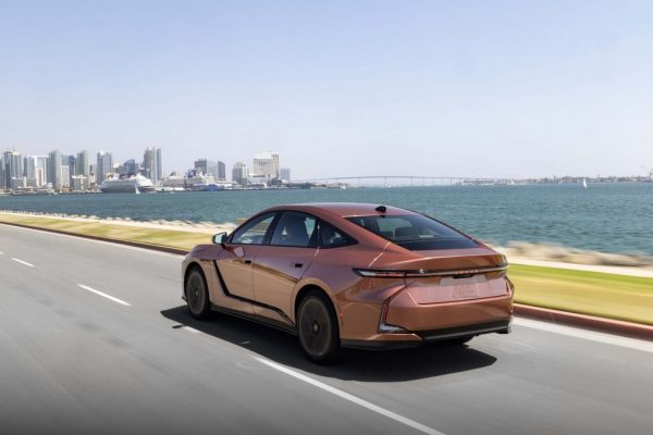 Lexus ES: la nuova era elettrica e full hybrid di sesta generazione