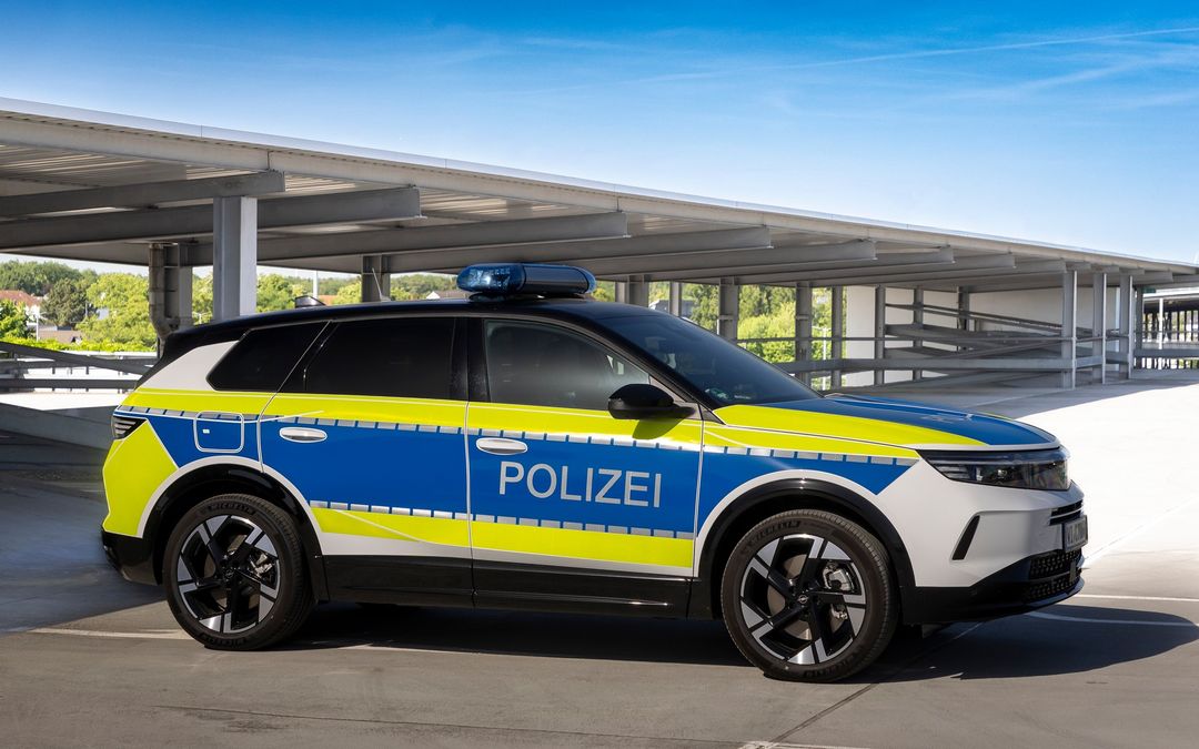Opel Grandland: la Nuova Uniforme della Polizia Tedesca