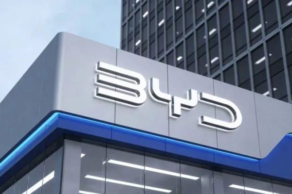 BYD Introduce Robot Umanoidi nelle Concessionarie: Novità Strabiliante!