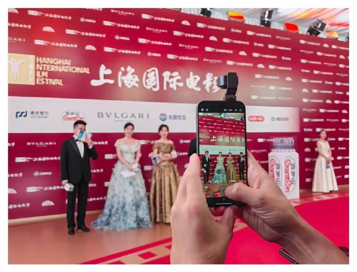 Il debutto di HONOR Robot Phone nella cinematografia professionale al Festival di Shanghai