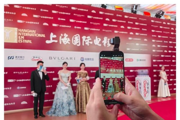 Il debutto di HONOR Robot Phone nella cinematografia professionale al Festival di Shanghai