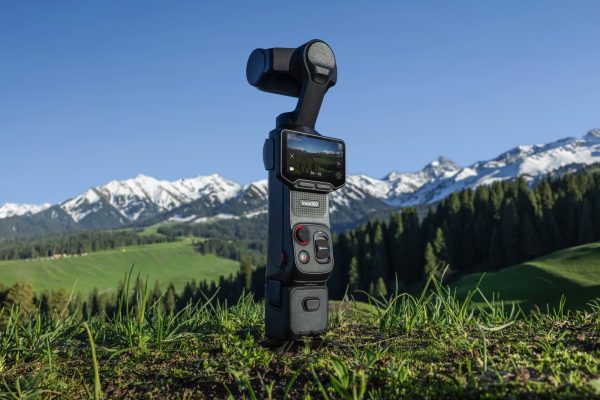 Insta360 Luna Ultra: la videocamera gimbal con ottiche Leica, risoluzione 8K e display removibile
