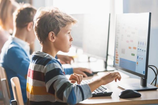 Sofia: Il Metodo Innovativo per Insegnare l’IA ai Bambini in Classe senza Disagi