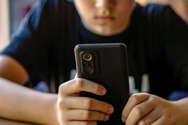 Media e Minori: Dalla Censura alla Formazione Educativa