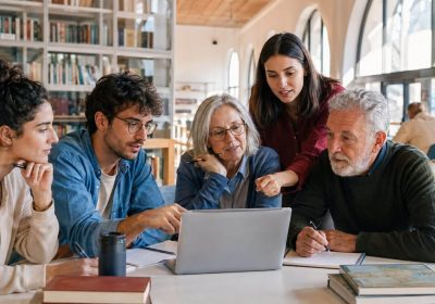Giovani e Adulti: L’Intelligenza Artificiale come Fondamento della Democrazia