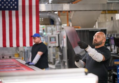 Apple e Corning potenziano la collaborazione: 2,5 miliardi per il vetro di iPhone e Apple Watch