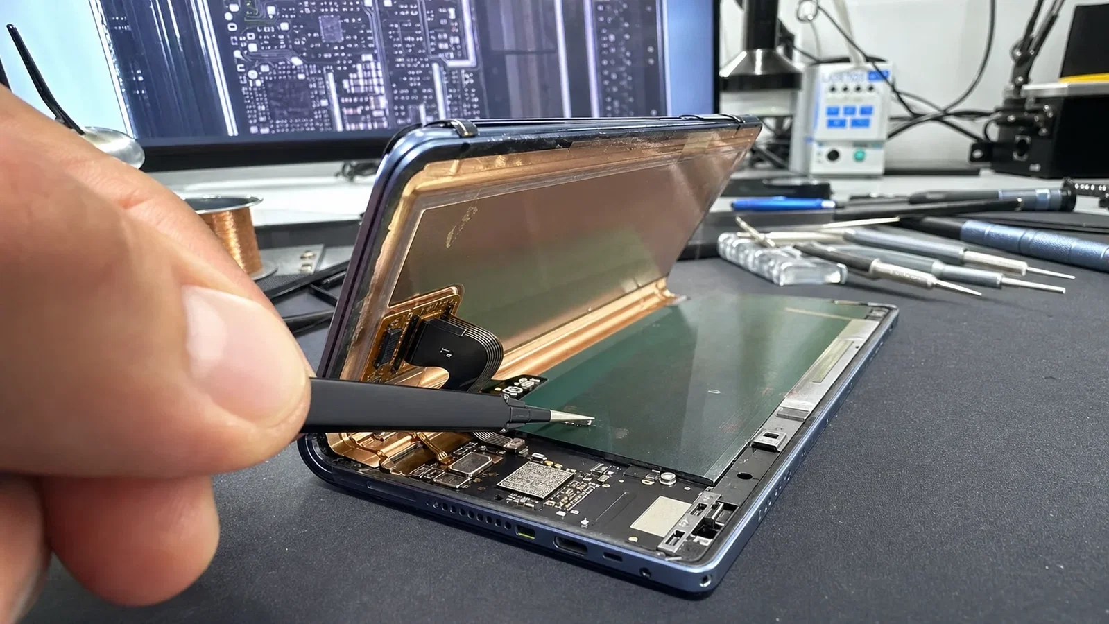 Galaxy Z Fold8: Eccellenza Svelata e Crisi dei Chip per Display