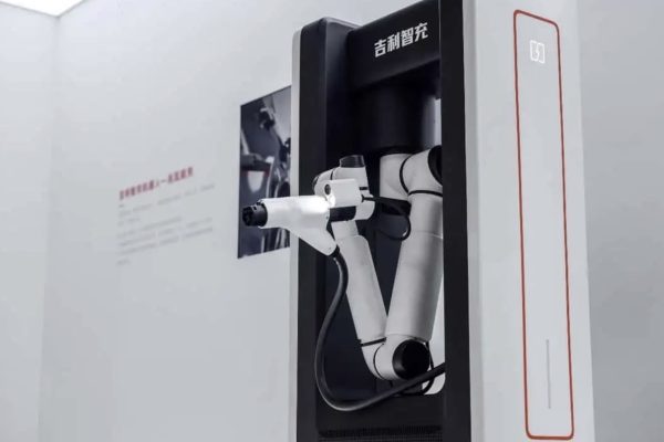 Confronto tra Geely, BYD e Tesla: La Rivoluzione della Ricarica Elettrica