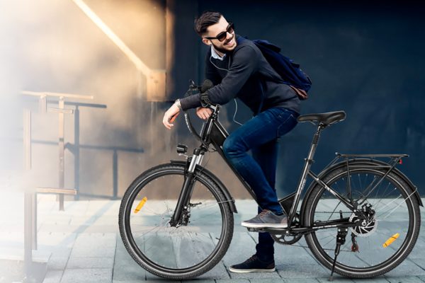E-bike da città in offerta a 635€: batteria 15Ah e 55Nm!
