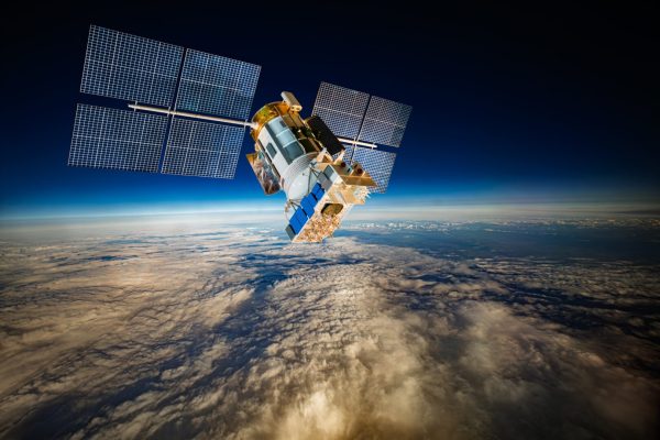 Satelliti in aumento: come astronomi e operatori collaborano nel cielo stellato